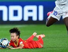 开云下载-女足球员在国内足球赛事中崭露头角