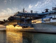 开云体育官网-群鹰翱翔与孤星闪耀，足球世界里的两种胜利