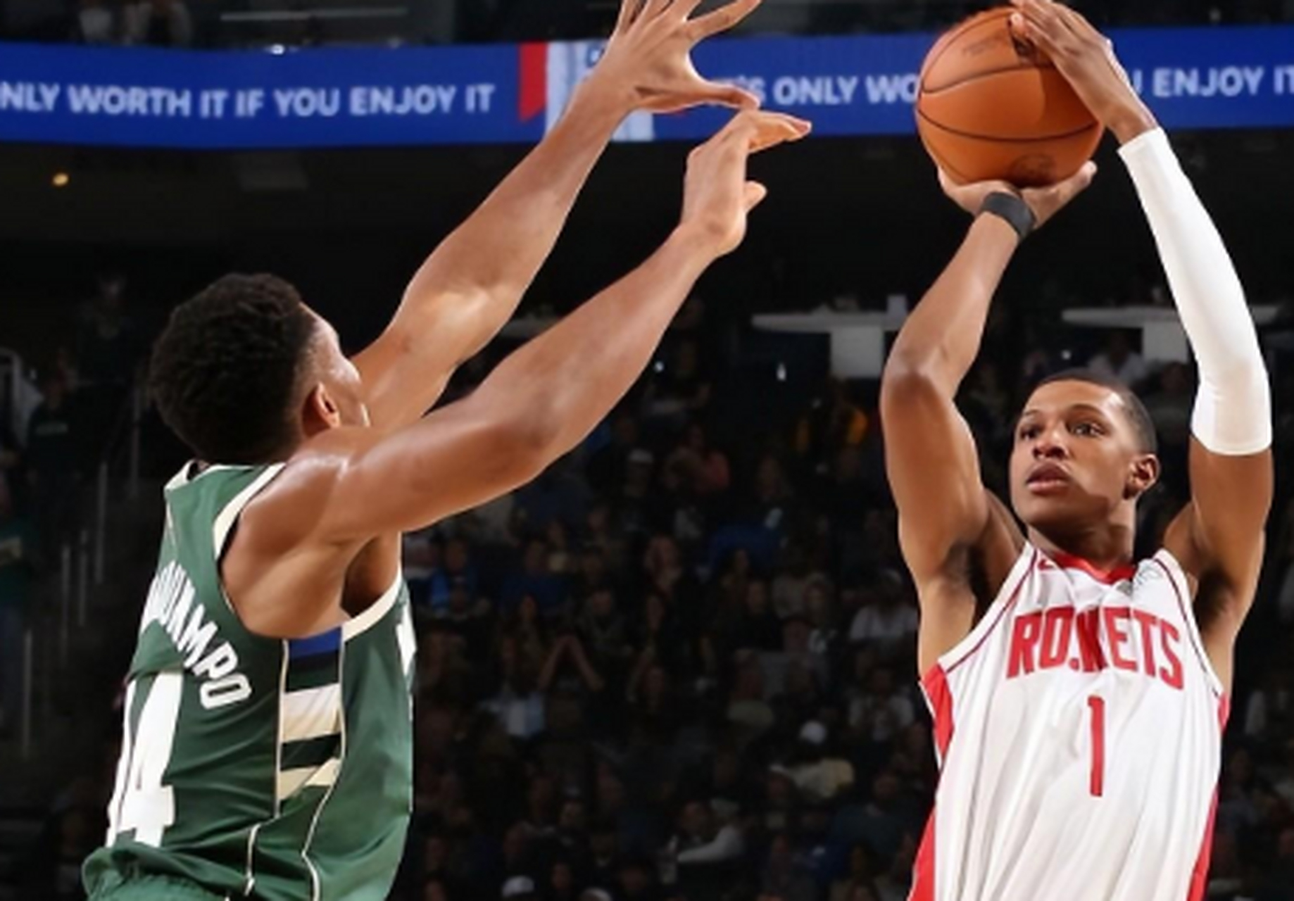 开云体育-火箭大胜雄鹿，东部九连胜