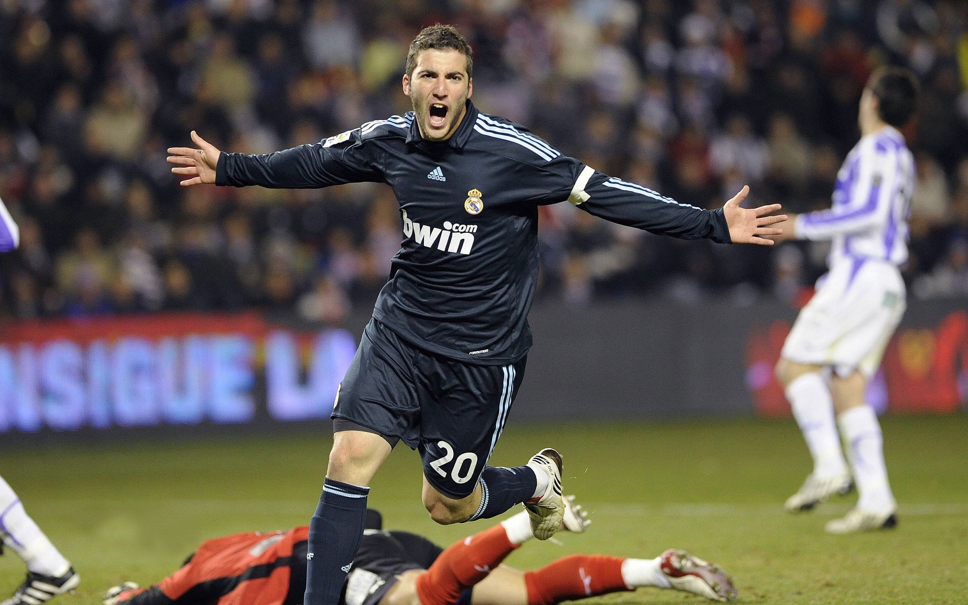 开云体育APP下载-篮球与足球的平行宇宙，当黄蜂蛰痛火箭，贝恩在绿茵场加冕